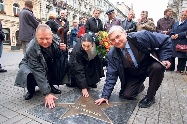 Gwiazdę Aleksandra Fogla odsłoniła żona, oraz synowie Andrzej (z lewej) i Tomasz