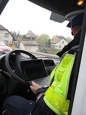 Policjanci prześwietlają auta ZDJECIA