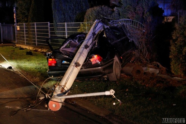 W czwartek (28 grudnia) około 2.00 w nocy 35-letni kierowca BMW spowodował wypadek w Dziekaństwie (gmina Komprachcice). Mężczyzna zjechał autem z drogi, uderzył i złamał betonowy słup energetyczny! Zniszczone zostało też ogrodzenie jednej z posesji. Kierowca trafił z obrażeniami do szpitala.