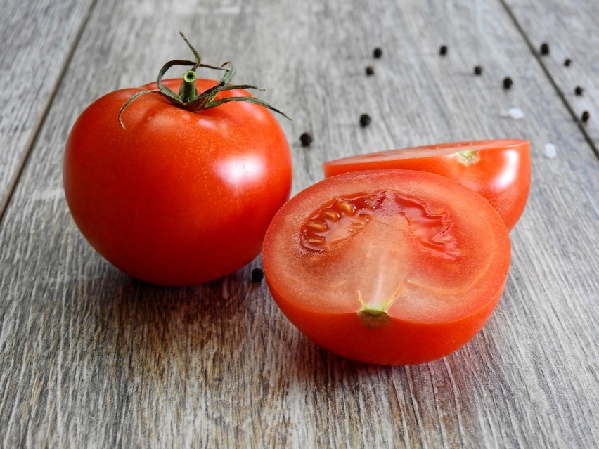 66 kcal w 2 dużych pomidorach (182 g)