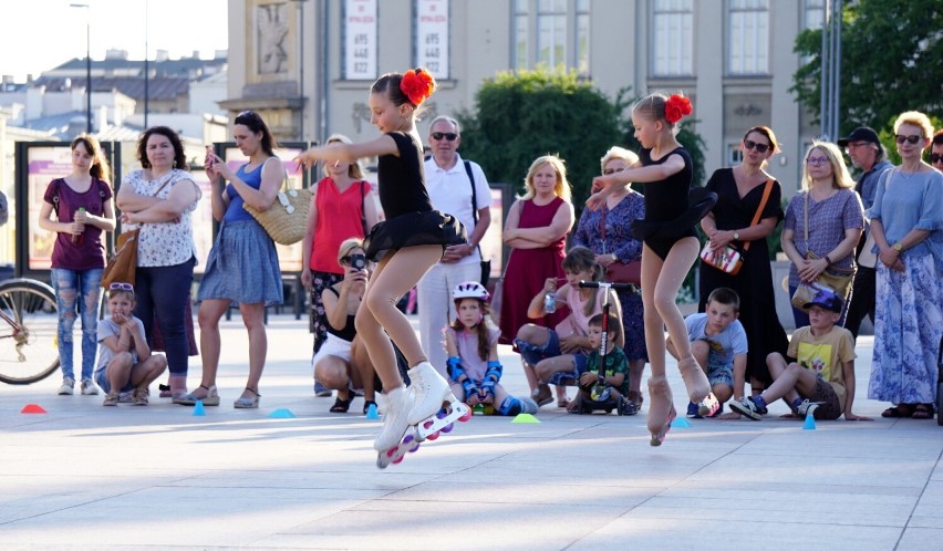 „Lato w mieście” ruszyło! Pokaz jazdy na rolkach rozpoczął wakacyjną akcję na placu Litewskim w Lublinie [ZDJĘCIA]