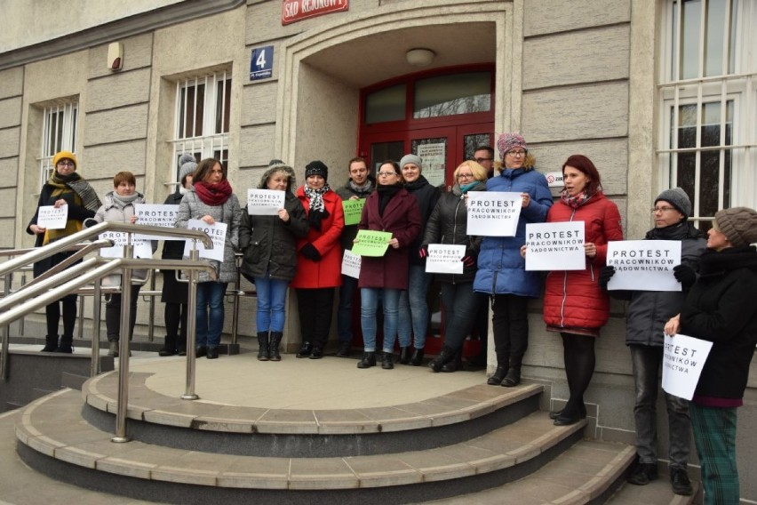 Porozumienie nie zakończyło protestów pracowników sądu [ZDJĘCIA]