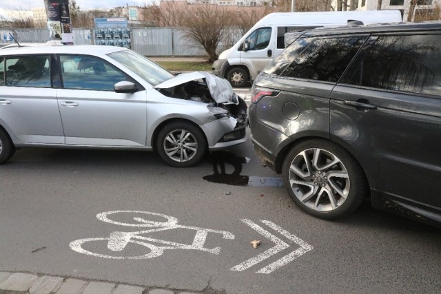 Zderzenie dwóch aut na Zielińskiego, z samochodu wyciekają płyny eksploatacyjne