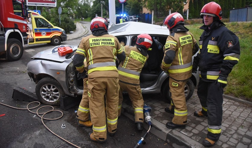 Groźny wypadek na ul. 3 Maja w Przemyślu. Do sprawy zatrzymano dwie osoby [ZDJĘCIA]