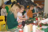 Przedszkolaki z PP 10 w Radomsku oraz ich goście robili stroiki bożonarodzeniowe. ZDJĘCIA