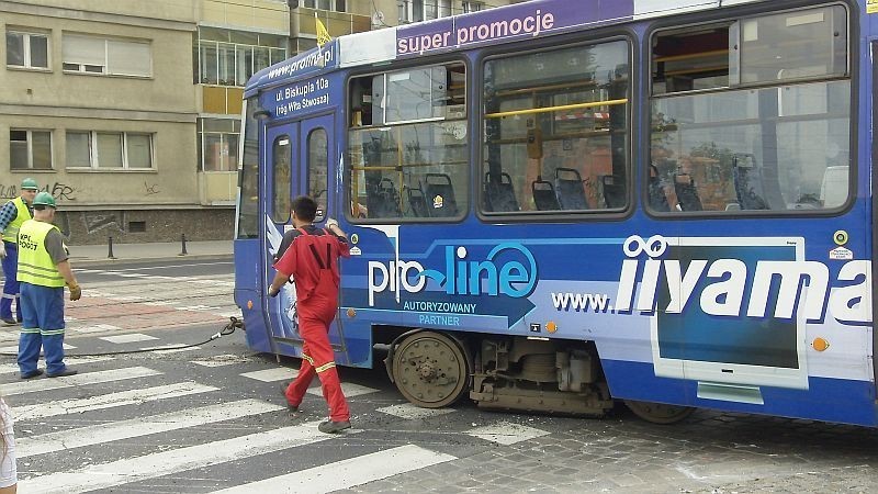 Wrocław: Wykolejony tramwaj przeleciał przez skrzyżowanie i zmiażdżył samochód (ZDJĘCIA)
