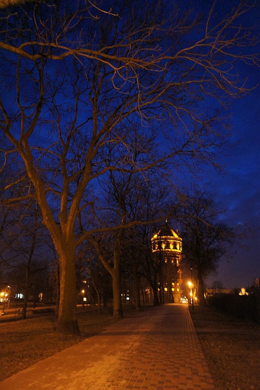 Wieża ciśnień nocą