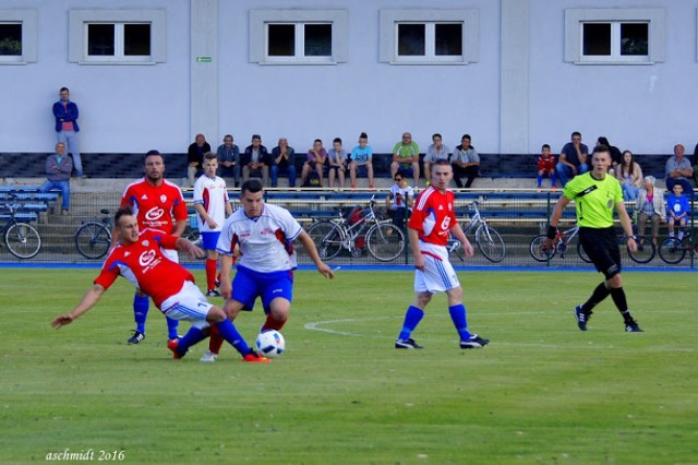 Migawka z meczu w Szubinie. Gracze Szubinianki (czerwone stroje) w swoim ostatnim pojedynku w tym sezonie na własnym stadionie wygrali z Mieniem Lipno.