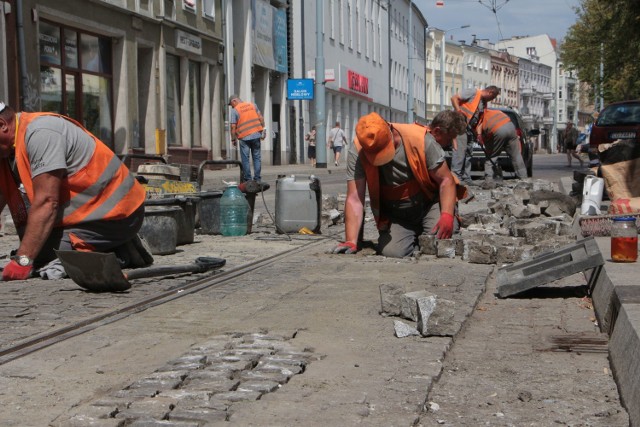 Jezdnię przy torach tramwajowych na ul. Wybickiego w Grudziądzu naprawiano już w maju 2017 r., lipcu 2018 r. i sierpniu 2019 r. Kolejne prace ruszą 1 lipca