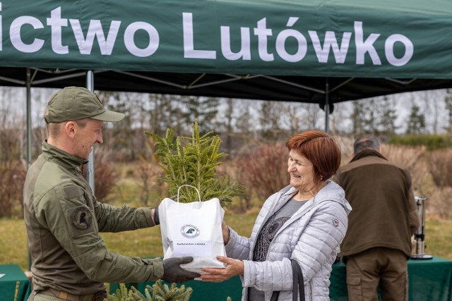 Tegoroczna akcja "Posadź swoje drzewo" na szkółce leśnej w Doręgowicach cieszyła się wyjątkowo dużym zainteresowaniem