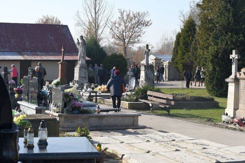 Ruch przy cmentarzu Świętej Trójcy w Jędrzejowie na dzień przed 1 listopada. Mieszkańcy odwiedzają groby swoich bliskich