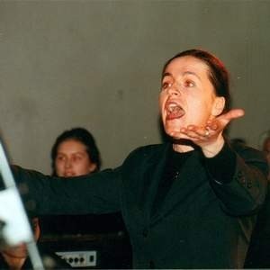 &quot;Juventusem&quot; ekspresyjnie dyrygowała Joanna Rutkowska, pasjonatka muzyki gospel.