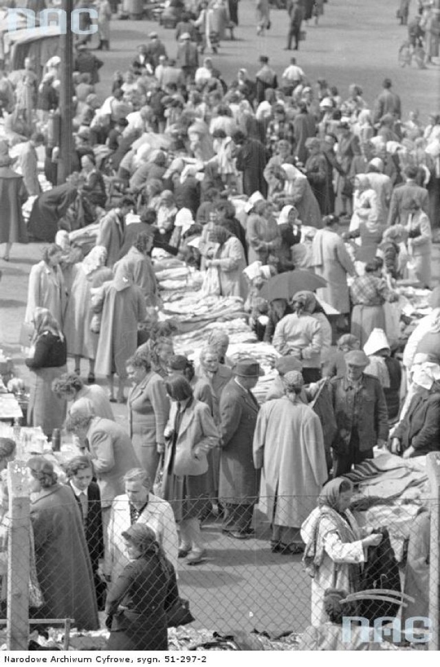 Bazar z "ciuchami". Bazar prawdopodobnie w Rembertowie. Widoczne stoiska z ubraniami. Widok z góry.
Data wydarzenia: 1955 - 1965