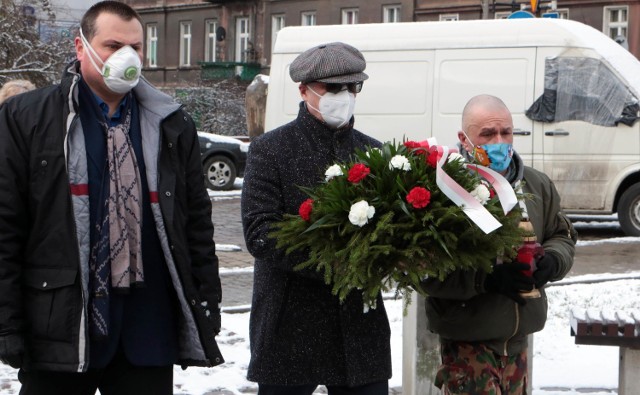 Dziś (19 marca) odbyła się uroczystość patriotyczna pod pomnikiem marszałka Józefa Piłsudskiego na placu Niepodległości w Grudziądzu. Okazją były imieniny Józefa. Wiązanki złożyli Łukasz Piasecki, pełnomocnik ds. koordynacji uroczystości patriotycznych, Dariusz Miller, przedstawiciel grudziądzkiego oddziału  Światowego Związku Żołnierzy Armii Krajowej  oraz Róża Lewandowska, prezes Związku Nauczycielstwa Polskiego.