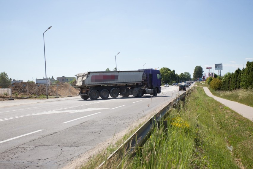 Kierowcy ciężarówek łamią przepisy na ulicy Szczecińskiej,...
