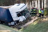 Poważny wypadek na trasie Bydgoszcz - Toruń. Ciężarówka wpadła do rowu 