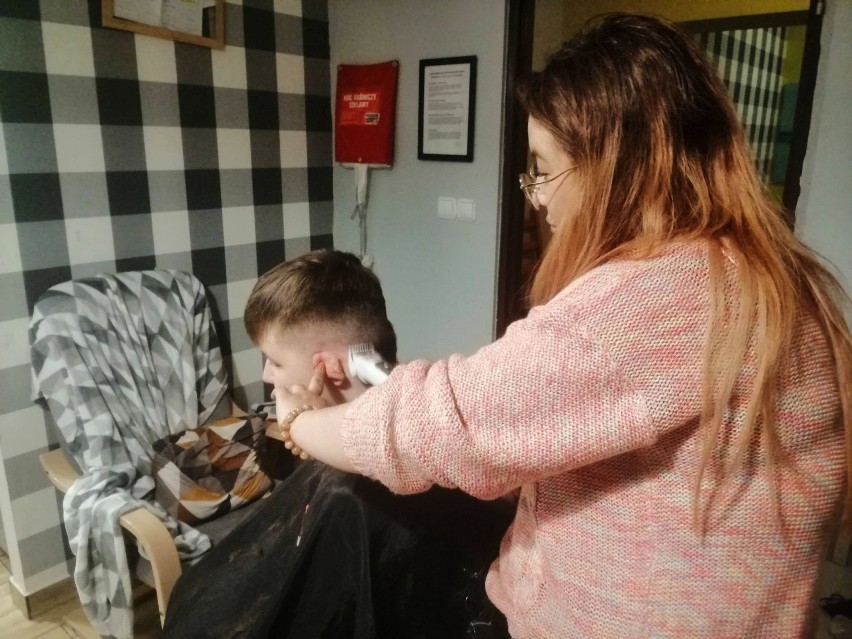 Chętne dzieci z domów dziecka w Sosnowcu obcięły włosy....
