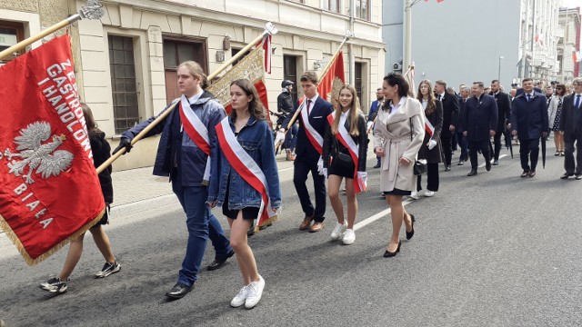 Uroczystości związane ze Świętem Konstytucji 3 maja odbyły się dzisiaj 3 maja na placu Ratuszowym w Bielsku-Białej.