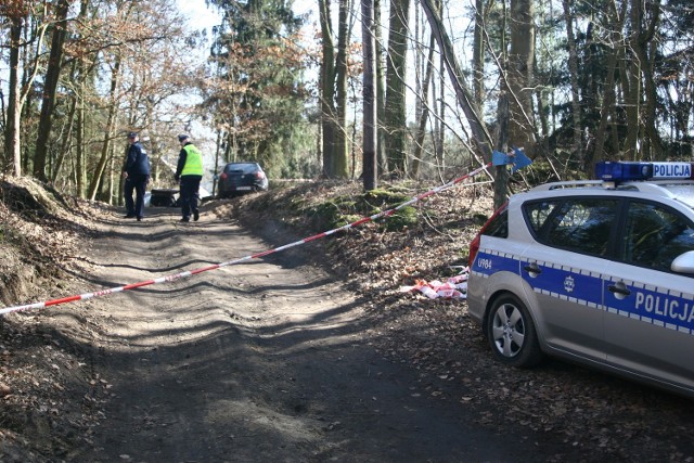 Teren wokół leśniczówki w Dobrzycy nadal jest zamknięty przez policję. Na miejscu pracują śledczy z Poznania.