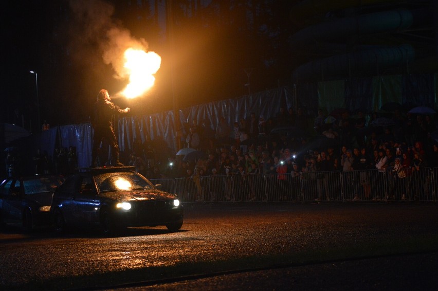 Pokazy kaskaderskie w Bytowie. Miłośnikom motoryzacji nie przeszkodził nawet deszcz| ZDJĘCIA+WIDEO