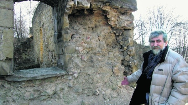 Fragment wokół okna w południowo-wschodniej części murów niemal całkowicie się rozsypał - pokazuje Adam Orzechowski