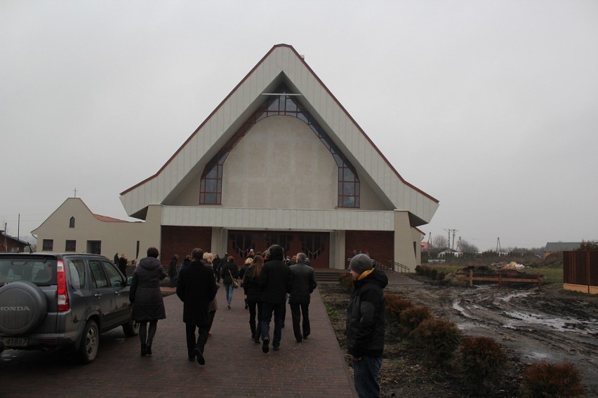 W niedzielę, 15 grudnia poświęcono nowy budynek kościoła w...