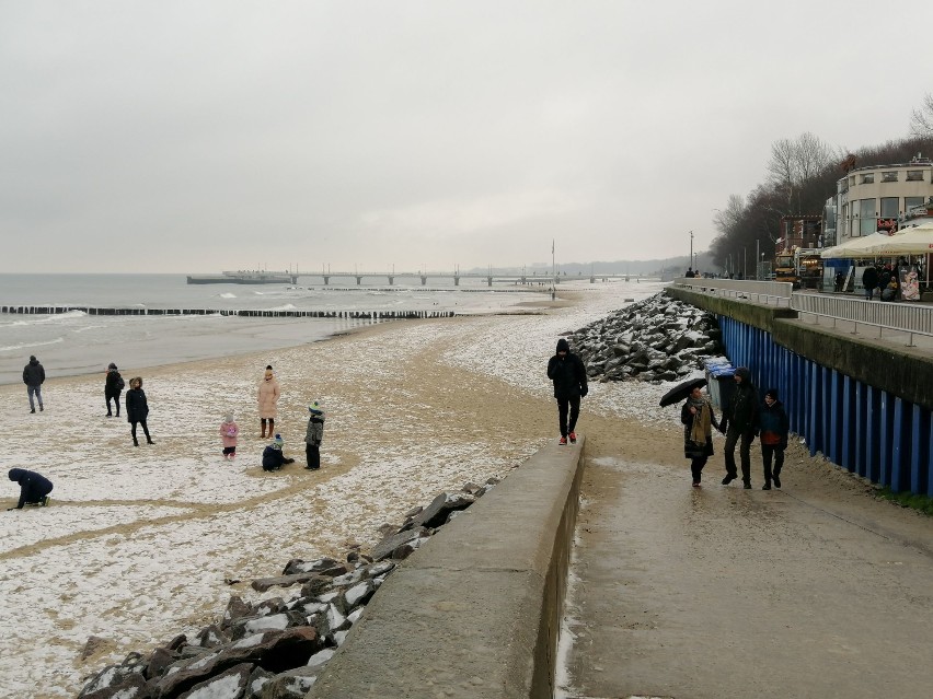 Na plaży szaro i sennie. Zwykle o tej porze roku w dzielnicy...