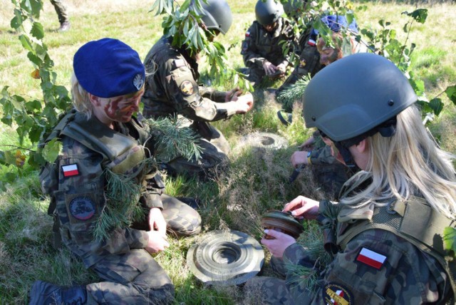 Uczniowie Zespołu Szkół w Zduńskiej Woli Karsznicach szkolą się na poligonie