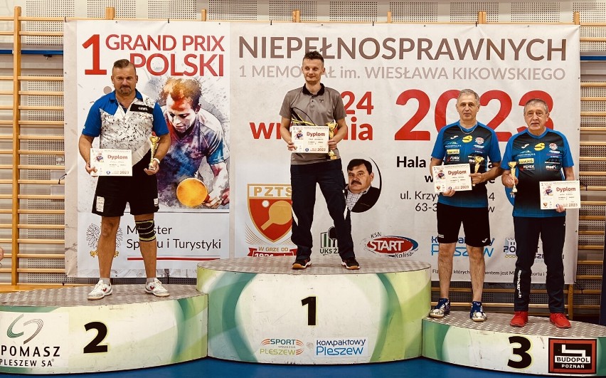 Antoni Biudzuk (pierwszy w prawej) na podium za 3. miejsce