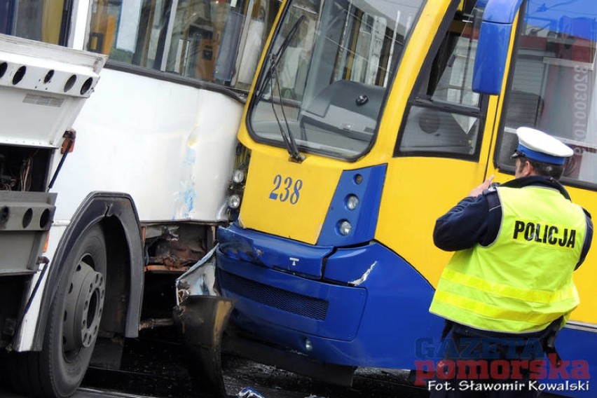 Wypadek w Toruniu. 11 osób poszkodowanych po zderzeniu...