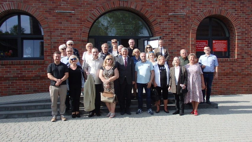 23-osobowa grupa członków ze Stowarzyszeń: „Dąbrowskie Forum...