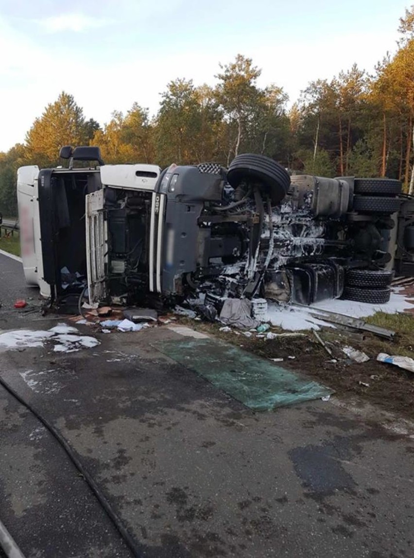 Wypadek w Brudzowicach: ciężarówka w rowie i długi korek w kierunku Siewierza i Katowic