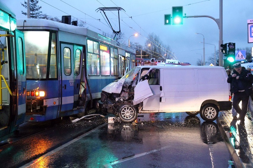 Wrocław: Potrącił pieszego i uderzył w tramwaj (ZDJĘCIA)
