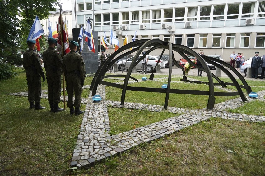 W tym miejscu w 1941 roku odbyło się makabryczne wydarzenie,...