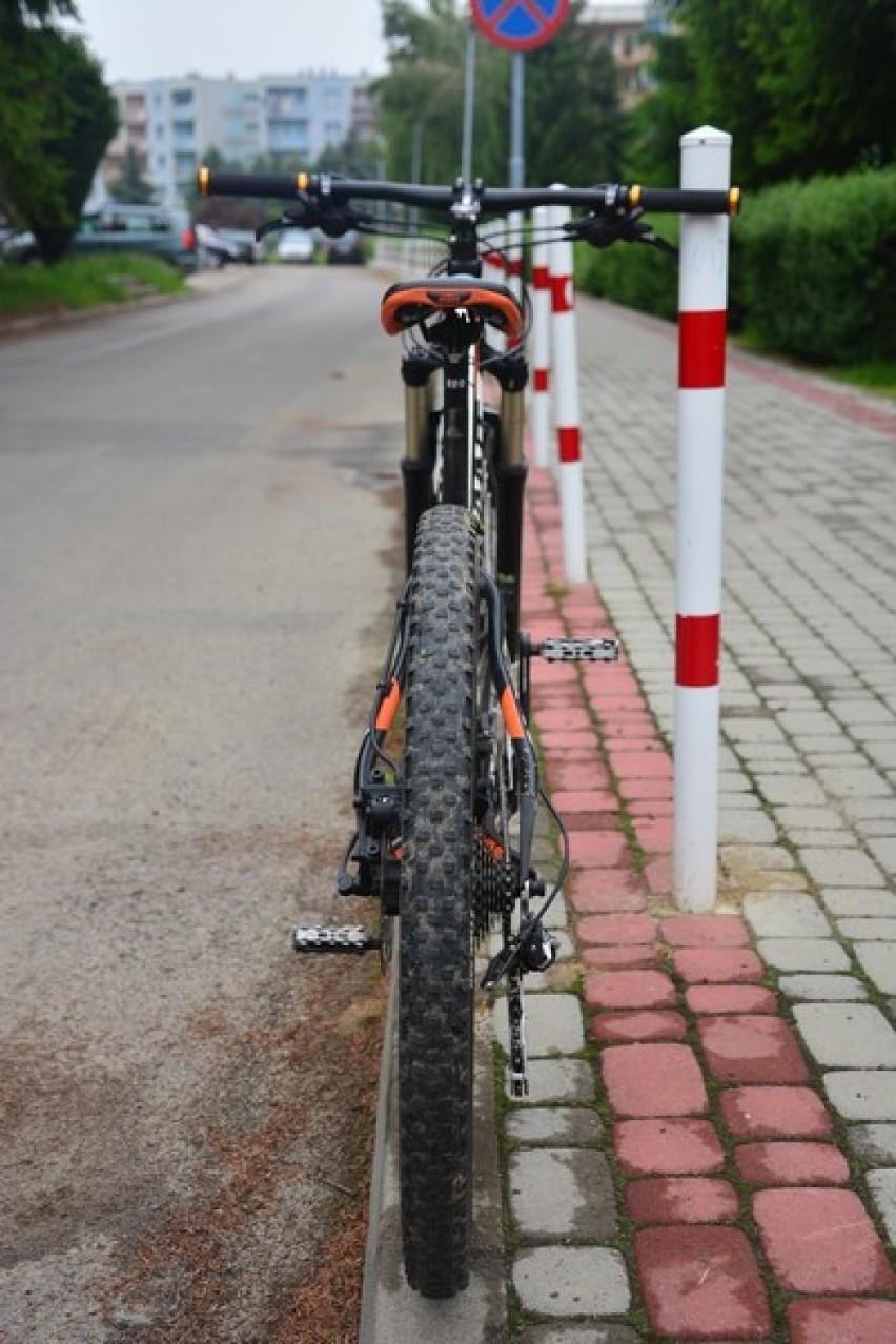 Wypadek rowerzysty na osiedlu Traugutta w Krośnie. 12-latek trafił do szpitala [ZDJĘCIA]