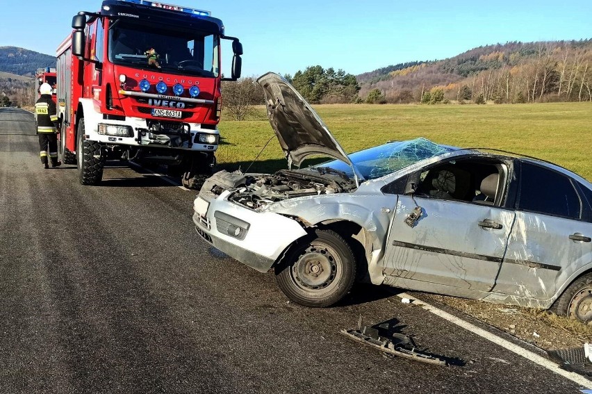 Wypadek na drodze pod Nowym Sączem wyglądał groźnie, ale kierowca miał dużo szczęścia