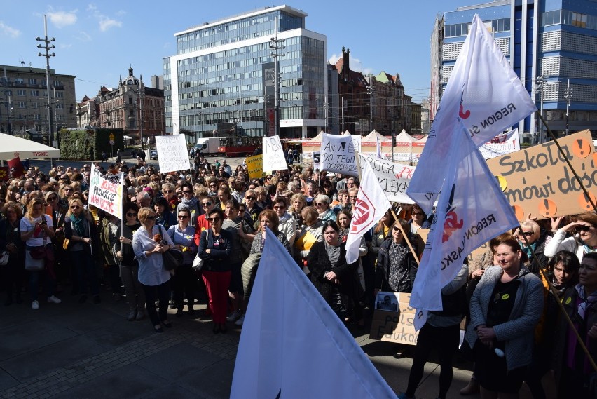 Manifestacja nauczycieli na rynku w Katowicach