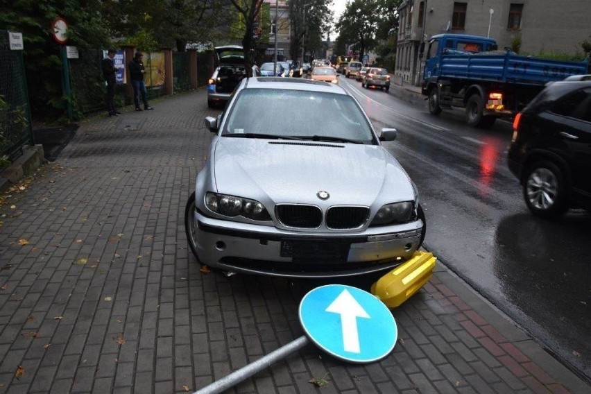 Tarnów. Pijany szaleniec w BMW omal nie zabił przechodnia, ścinał słupki przy jezdni i uszkodził inne pojazdy. Utknął na ul. Narutowicza