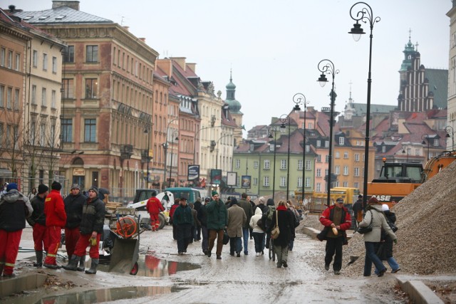 3 grudnia 2007. Remont nawierzchni na Krakowskim Przedmieściu. To wtedy ulica zamieniła się w deptak.
