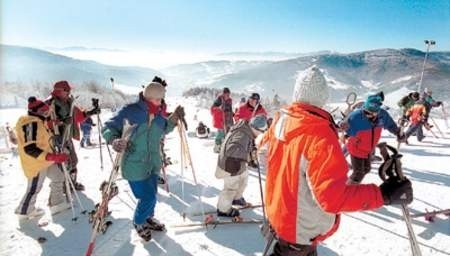 Przyjeżdżających na narty w Beskidy spotykają niekiedy niespodzianki. zdjęcia: lucjusz cykarski