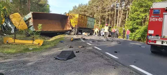 Do wypadku doszło we wtorek 1 czerwca około godz. 7.30 na wysokości miejscowości Krzewiny. Zderzyły się dwa samochody ciężarowe. 

Dwie ciężarówki zderzyły się na trasie między Zieloną Górą a Nowogrodem Bobrzańskim (DK 27) na wysokości miejscowości Krzewiny. 

- Jeden z samochodów ciężarowych zjechał na przeciwległy pas ruchu i zderzył się z jadącym z naprzeciwka innym samochodem ciężarowym - poinformowała nas podinsp. Małgorzata Barska z zespołu prasowego zielonogórskiej policji.

Niestety, w wyniku tragedii zginął kierowca tego pojazdu, który zjechał z drogi. Drugi z kierowców jest w ciężkim stanie. 

Śmiertelny wypadek na DK 27
Po wypadku droga została zablokowana na kilka godzin. Normalny ruch przywrócono po godz. 17.00.

Wyznaczono objazdy:
- od strony Zielonej Góry na wysokości Świdnicy należy kierować się na Ochlę - Niwiska - Nowogród Bobrzański
- od strony Nowogrodu Bobrzańskiego należy jechać na Kaczenice - Niwiska - Ochla.

Przeczytaj też:
Akcja uzbrojonych służb na zielonogórskim deptaku

WIDEO: Wypadek na S3 na wysokości Cigacic. Zderzyły się 4 samochody osobowe
