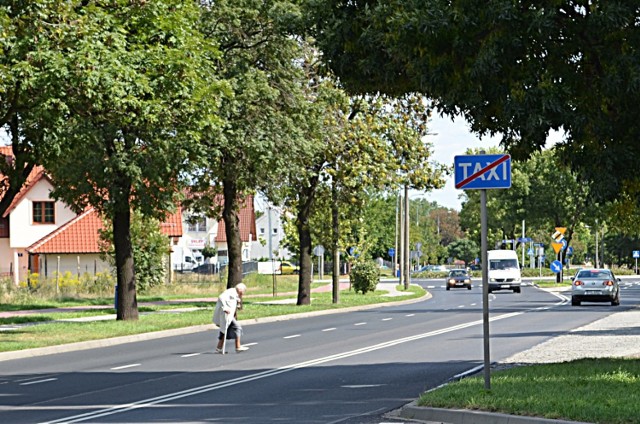 Przez ulicę Wojska Polskiego przechodzą zarówno młodsi jak i starsi ludzie