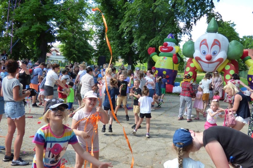 W parku Szprotawskiego Domu Kultury dzieci bawiły się z...