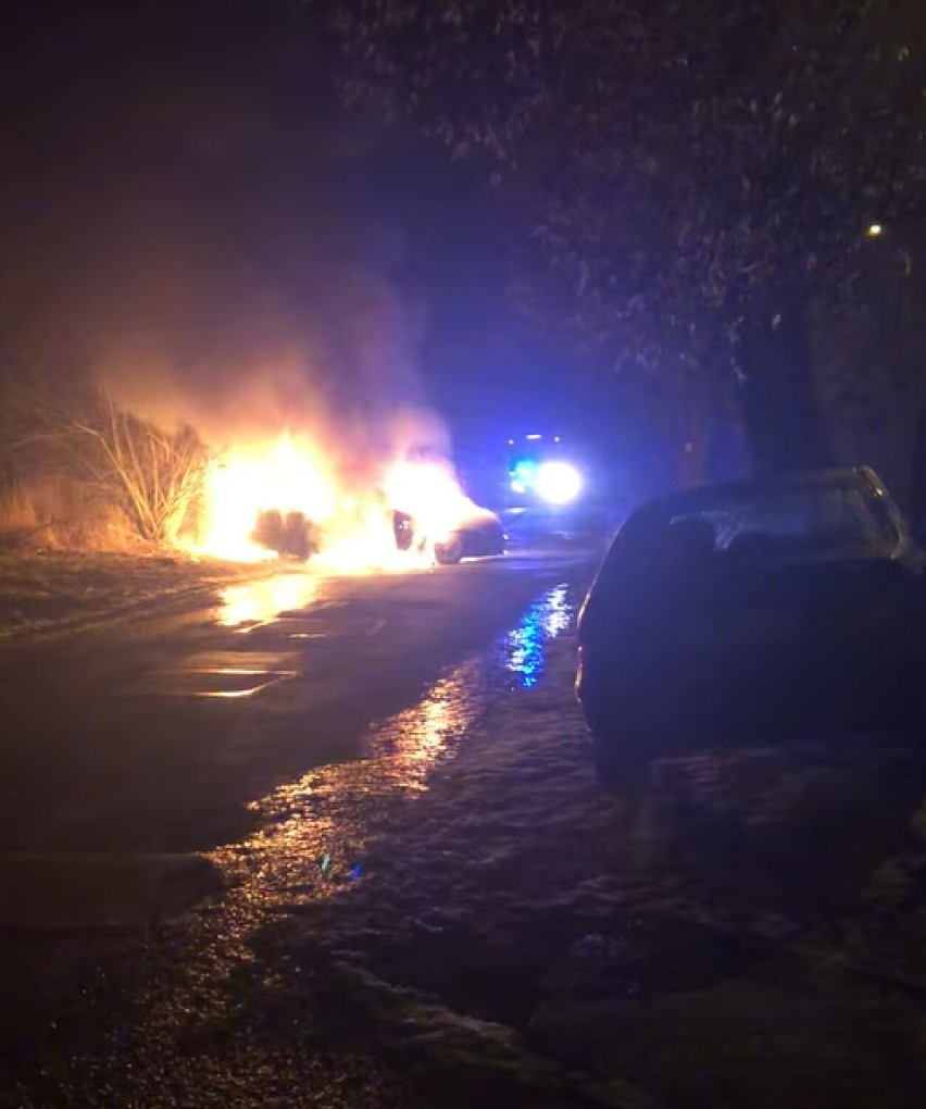 Straty w pożarze samochodu oszacowano na 40 tysięcy złotych.