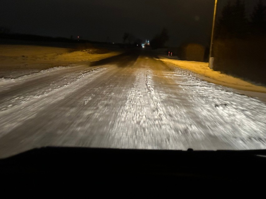 Uwaga, jest niebezpiecznie! Na drogach w całym powiecie są zaspy śniegu!