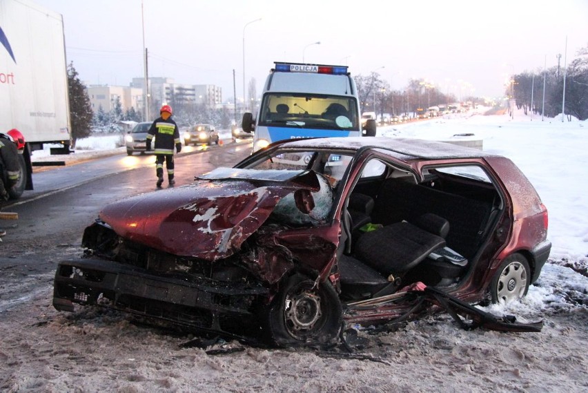 Czołowe zderzenie dwóch samochodów na Rzgowskiej za CZMP