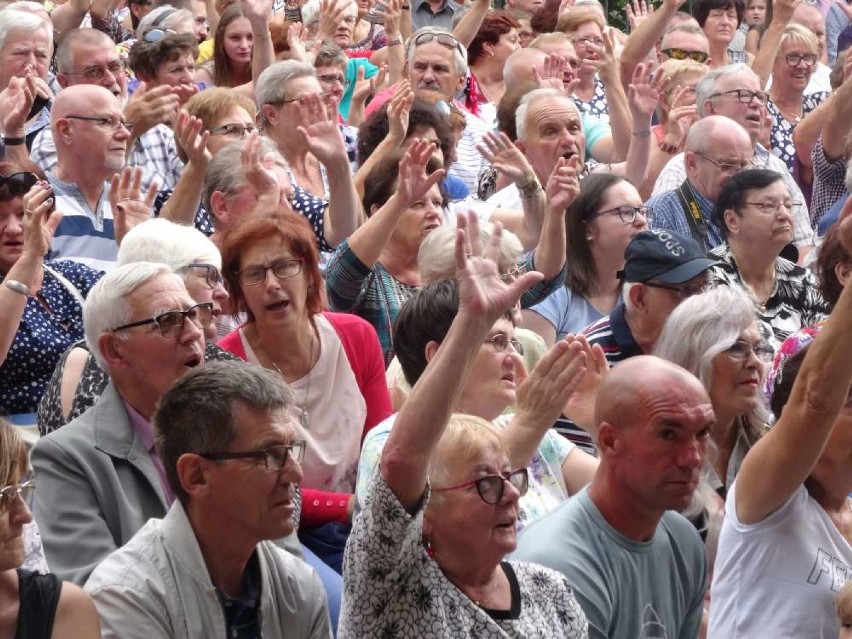 Tłumy w amfiteatrze w Wągrowcu na Wągrowieckiej Biesiadzie Szlagierowej [ZDJĘCIA]