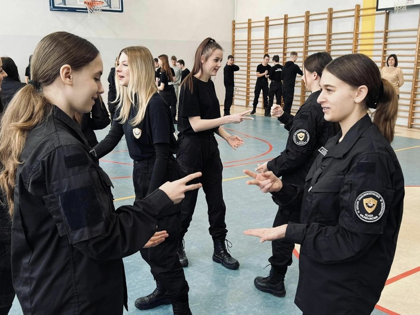 Uczniowie ZSP 1 w Radomsku poznali techniki samoobrony. ZDJĘCIA