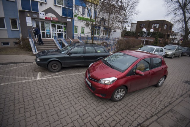 Najczęściej kradzionymi samochodami w stolicy są Toyota Yaris (wartość 42 tys. zł) i Mazda 6 (wartość 89 tys. zł). Sporo jest warta również popularna wśród złodziei Toyota Auris (56 tys. zł) oraz Mazda 3 (67 tys. zł).

Zobacz też: Najlepsze burgery w Warszawie. Razem z czytelnikami wybraliśmy te miejscówki [RANKING]