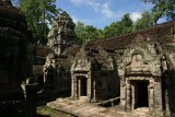 Władze Kambodży walczą z turystami, którzy przyjeżdzają robić nagie fotografie w kompleksie świątynnym Angkor
